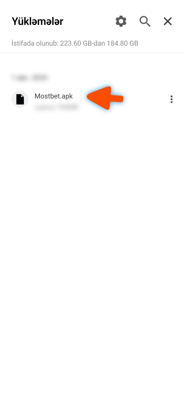 Yüklənmiş Mostbet Android APK faylını qovluqda tapın.